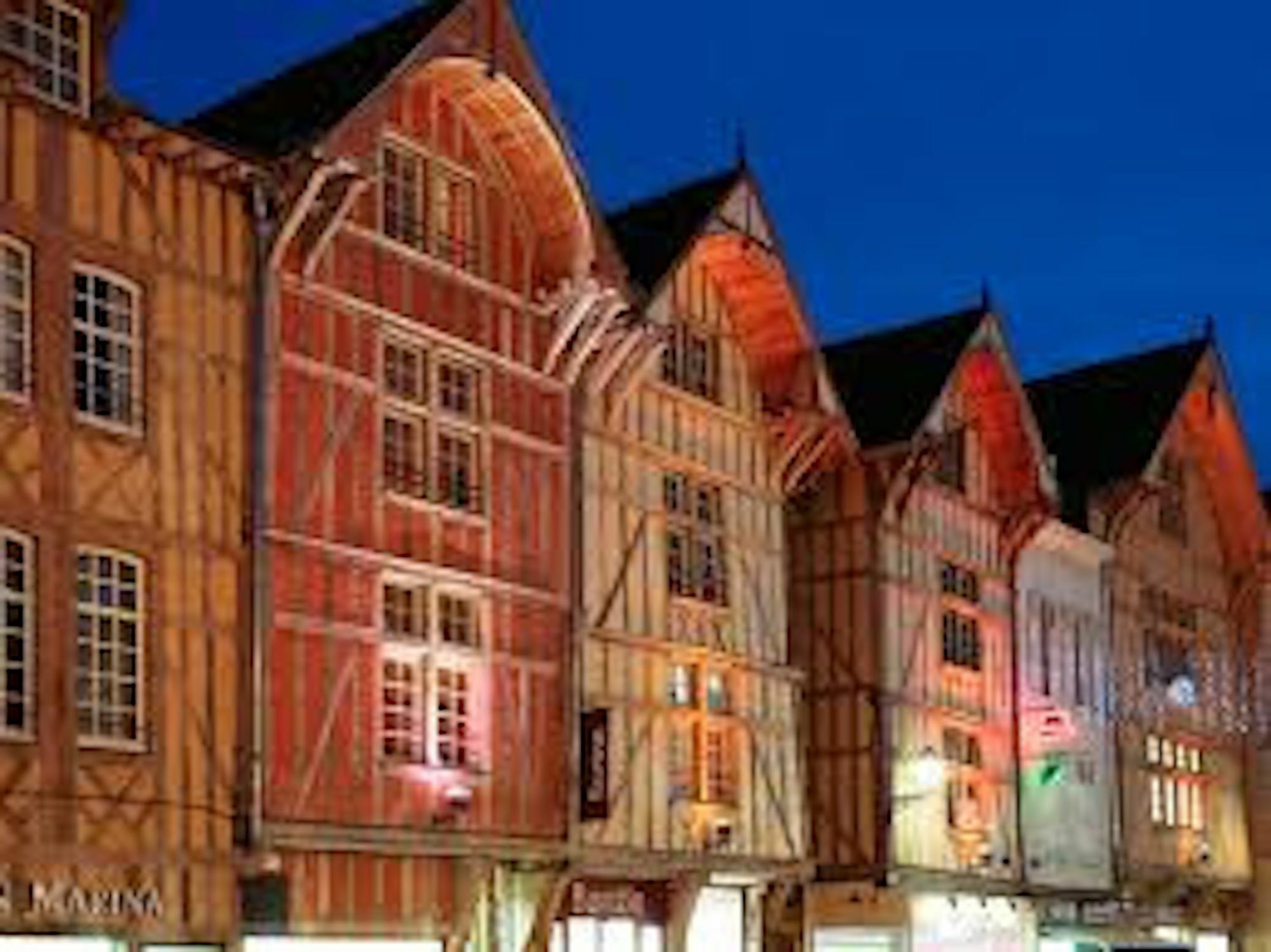 Logis Hotel Du Cirque Troyes Centre Historique Buitenkant foto