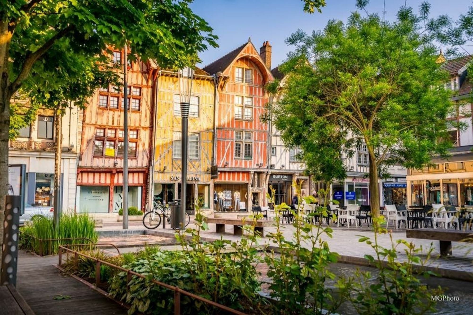 Logis Hotel Du Cirque Troyes Centre Historique Buitenkant foto