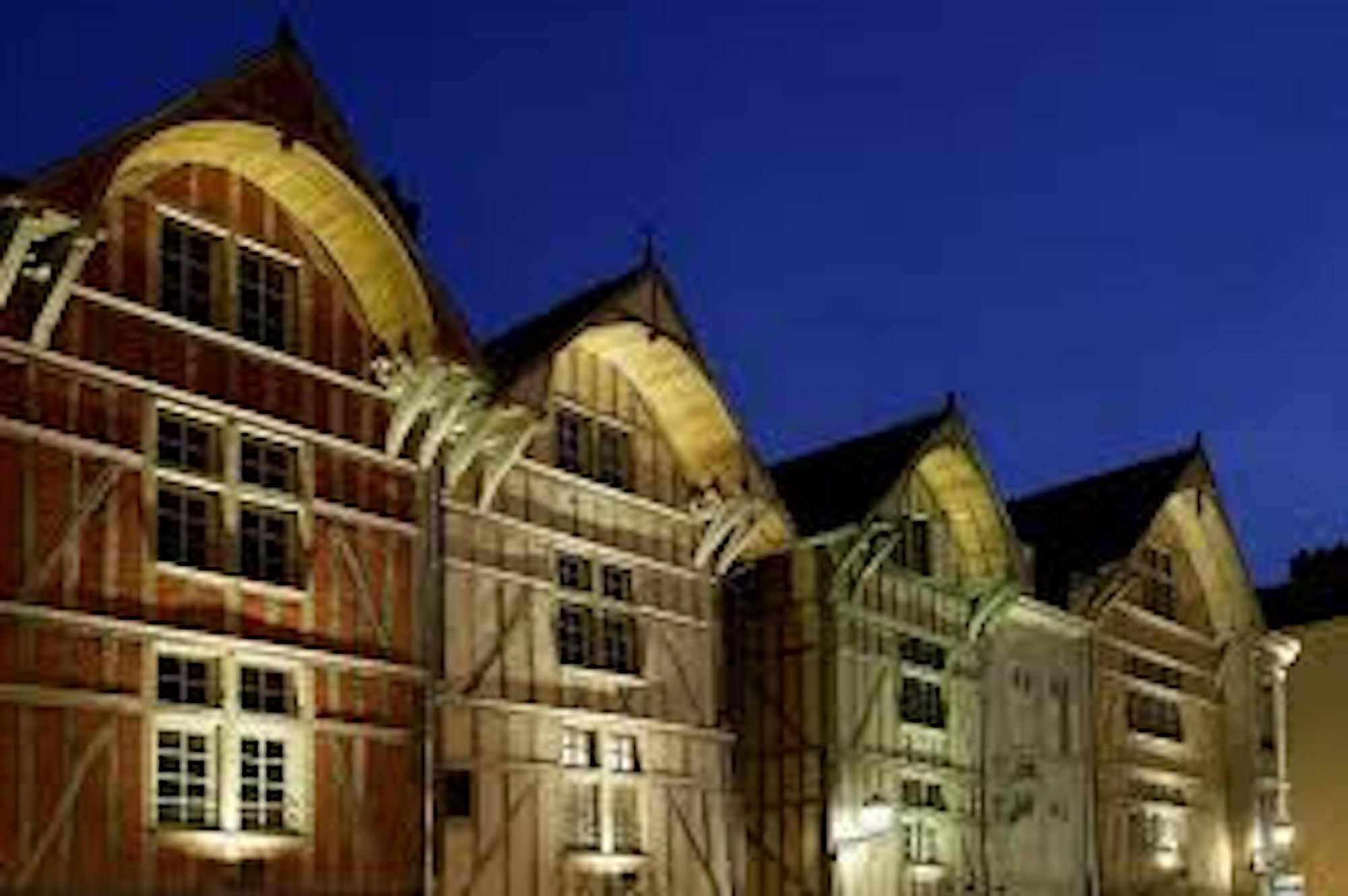 Logis Hotel Du Cirque Troyes Centre Historique Buitenkant foto